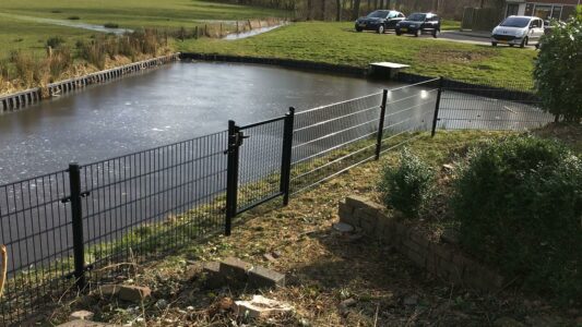 enkele tuinpoort bij het water