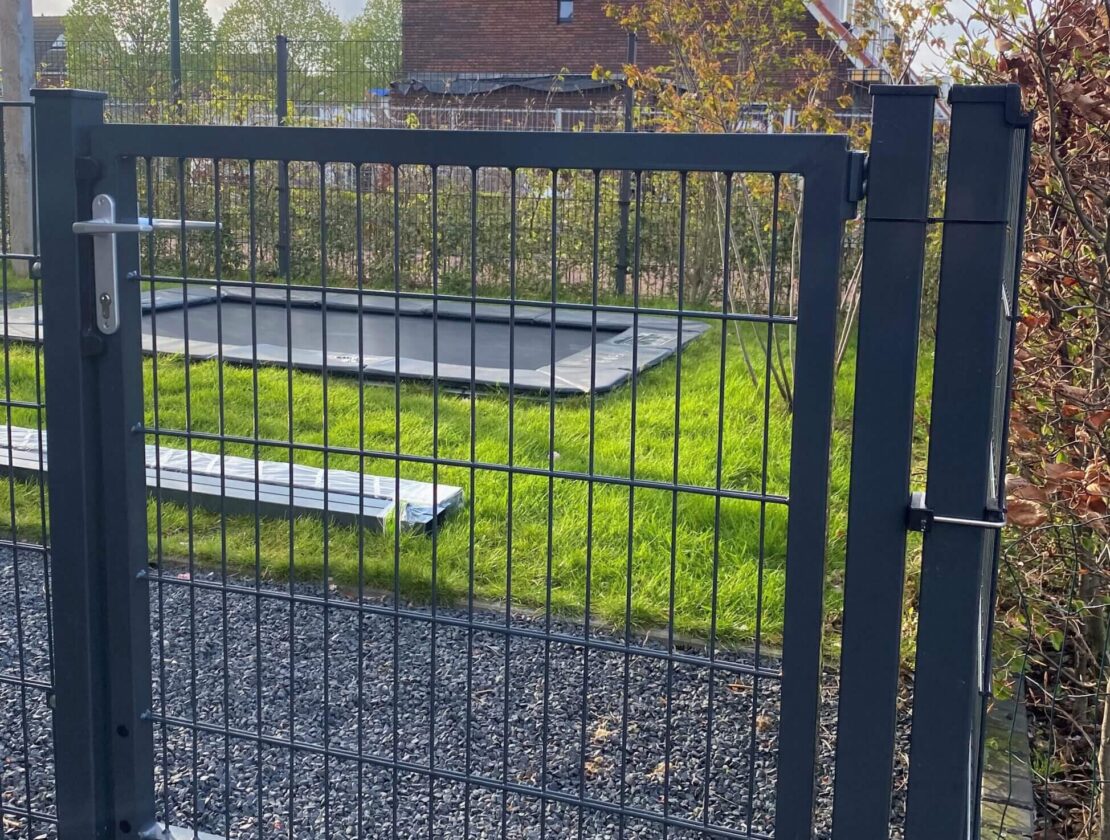 looppoort dubbelstaafmat 6 5 6 in tuin